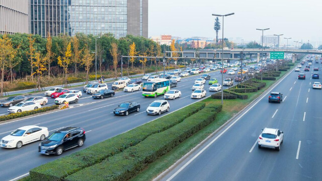 车上后备箱无缘无故被自动打开，这是什么原因？