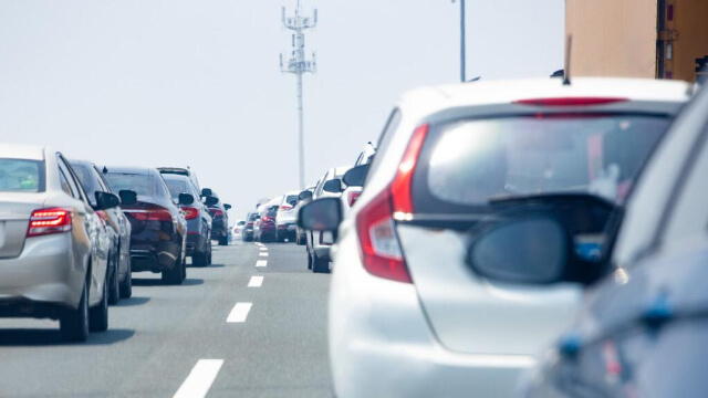 高速上行驶，应如何控制车速？