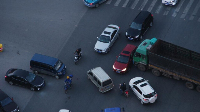 为什么卡车把桥压塌，轮胎也能完好无损？